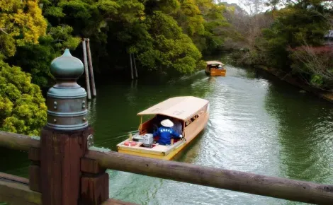Des bateaux sur un horikawa de Matsue